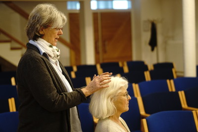 handauflegen-gebet-400