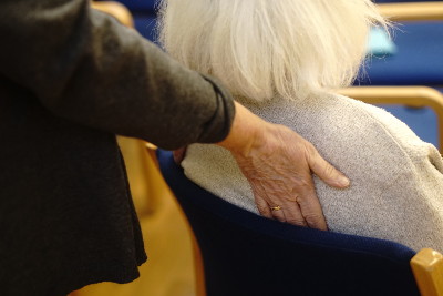 handauflegen-schulter-400