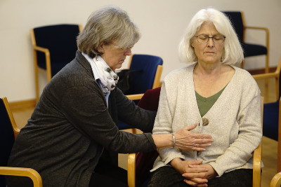 handauflegen-sonnengeflecht-400