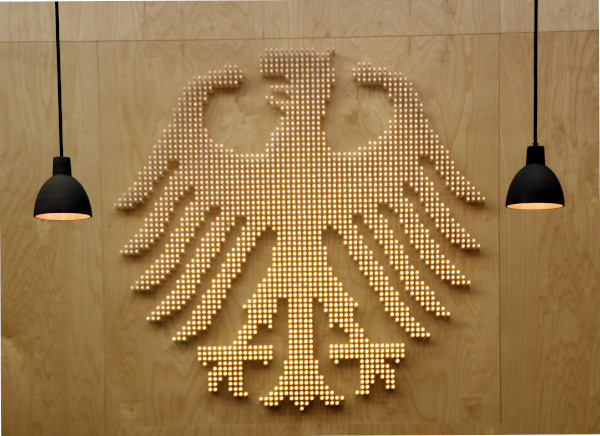 Bundesverfassungsgericht_Bundesadler_Karlsruhe_(Foto_Hilarmont)-600