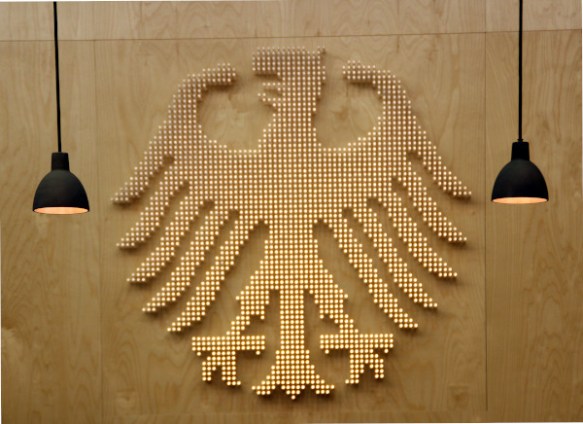 Bundesverfassungsgericht_Bundesadler_Karlsruhe_(Foto_Hilarmont)-600